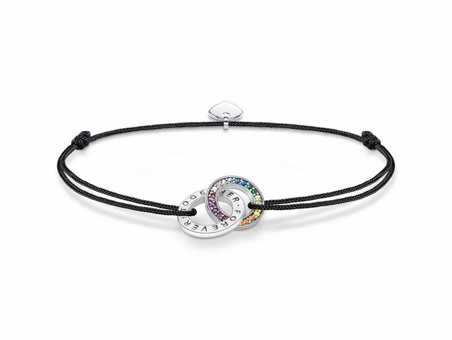 Ein schlichtes Armband aus schwarzem Band mit versilberten Anhängern, die mit bunten Zirkonia-Steinen verziert sind. Die Anhänger tragen eingravierte Schriftzüge und haben eine elegante Ausstrahlung.