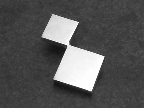 Silber Anhänger im Designer Muster mit quadratischen Elementen, hergestellt von Juwelier Harnisch, in besonderem Design. Ideal für einen modernen Look.