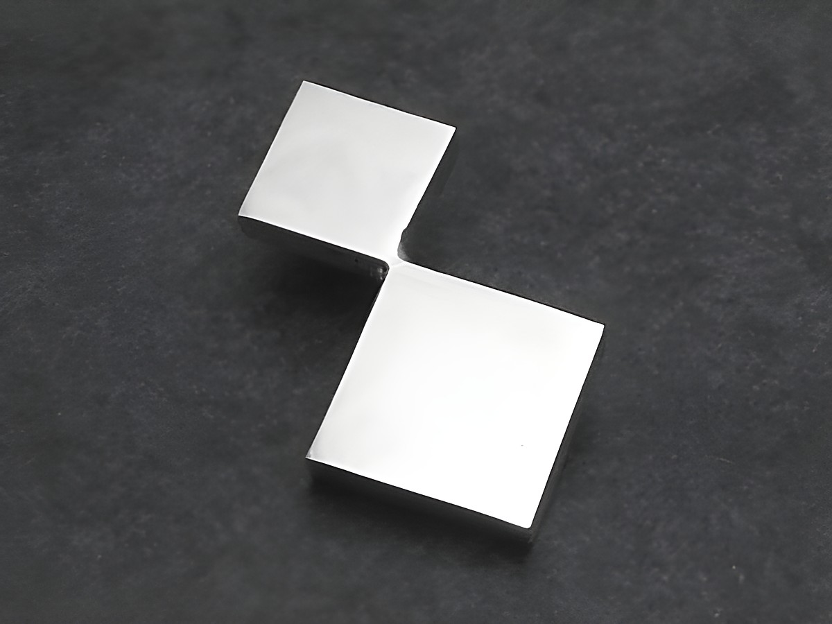 Silber Anhänger im Designer Muster mit quadratischen Elementen, hergestellt von Juwelier Harnisch, in besonderem Design. Ideal für einen modernen Look.