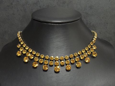 Schicke Strass Kette in honigfarben mit goldfarbener Fassung, 41 cm lang, hergestellt von Juwelier Harnisch. Ideal für elegante Anlässe und besondere Momente.