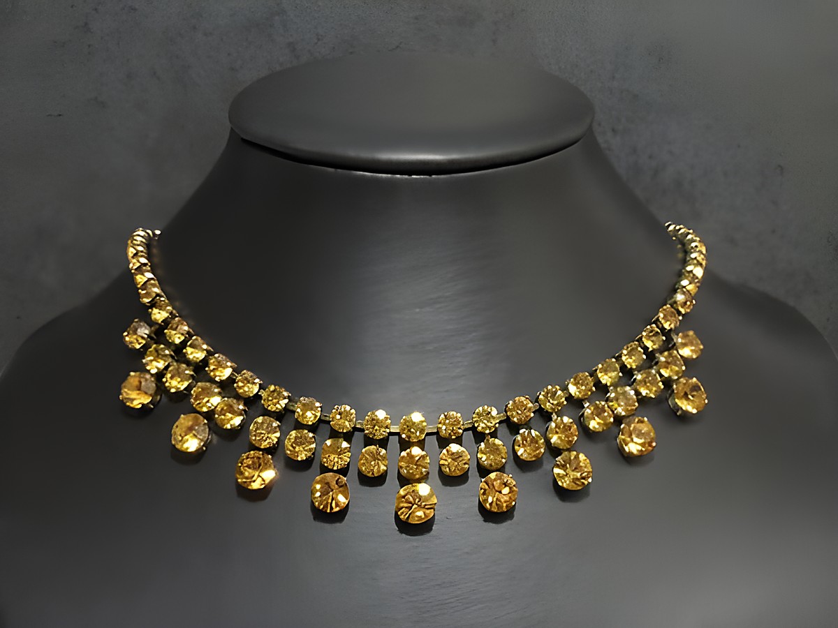 Schicke Strass Kette in honigfarben mit goldfarbener Fassung, 41 cm lang, hergestellt von Juwelier Harnisch. Ideal für elegante Anlässe und besondere Momente.