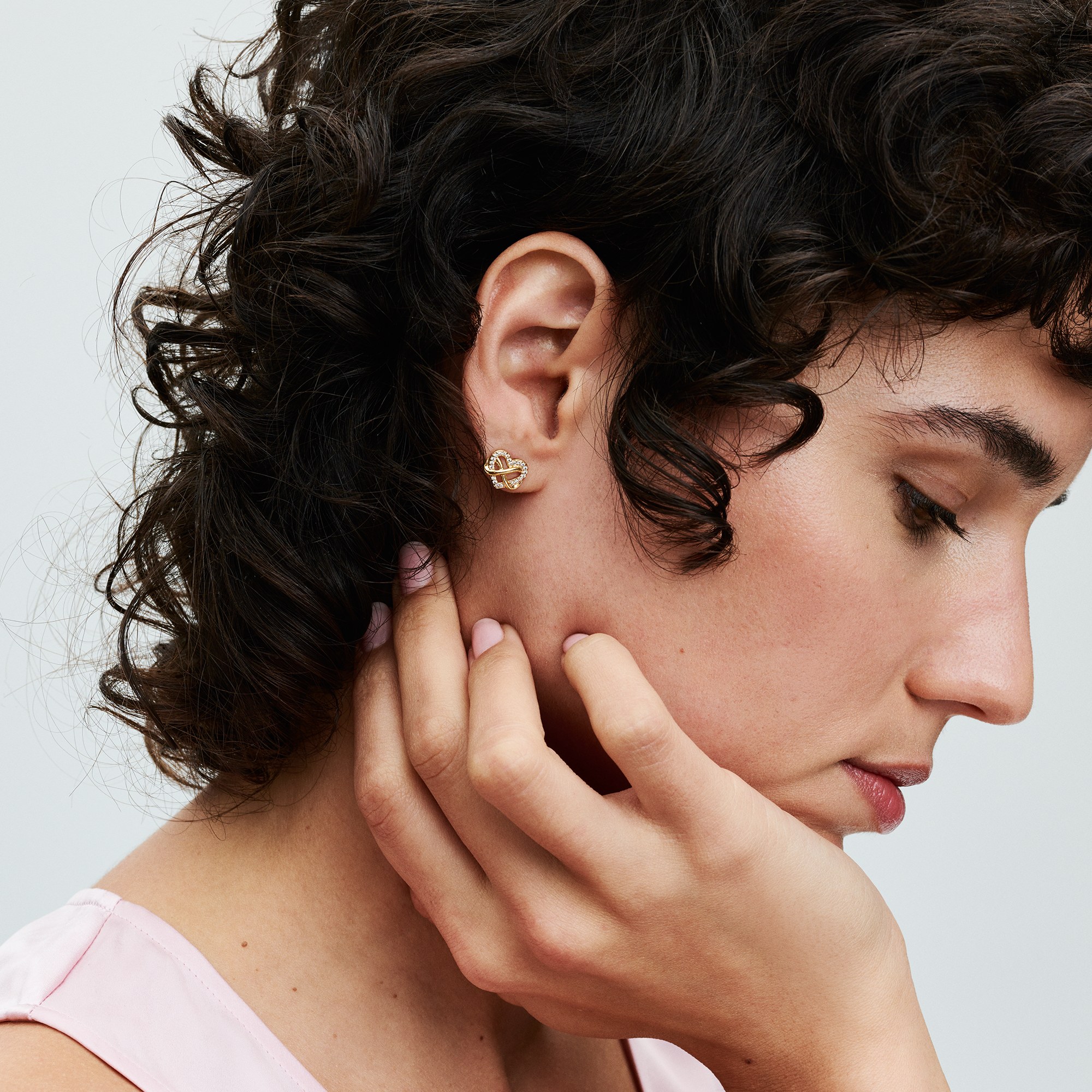 Pandora Funkelnde Unendlichkeits-Herz Ohrstecker - Gelbgold Vergoldung - Zirkonia klar – Ansicht 3