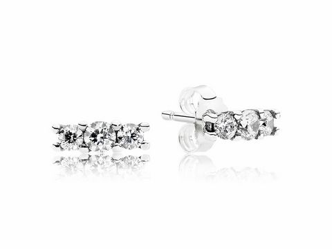 Funkelnde elegante Silber Ohrringe von Pandora mit Zirkonia, zeitloses Design, für jeden Anlass geeignet, verleihen jedem Look einen Hauch von Glamour und Raffinesse.