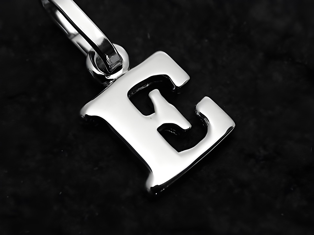 E Buchstaben Anhänger 925 Sterling Silber rhodiniert, glänzende Oberfläche, schlichtes Design, ideal als persönliches Geschenk oder modisches Accessoire, Hersteller Juwelier Harnisch.