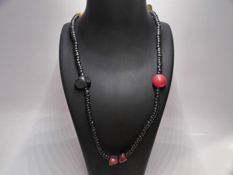 Holzkette Multiform 22 mm bunt 90 cm Holz Schmuck von Juwelier Harnisch, gezeigt auf einem schwarzen Halsständer mit verschiedenen farbigen Holzperlen.