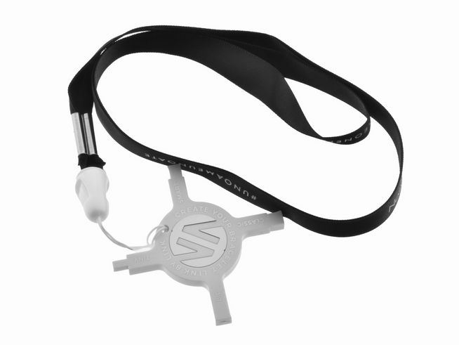 Ein silberner Anhänger in Form eines Kreuzes mit einem kurzen Kabel und einem schwarzen Lanyard, das mit Branding bedruckt ist. Ideal für den täglichen Gebrauch oder als modisches Accessoire.