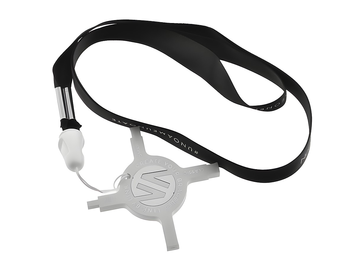 Ein silberner Anhänger in Form eines Kreuzes mit einem kurzen Kabel und einem schwarzen Lanyard, das mit Branding bedruckt ist. Ideal für den täglichen Gebrauch oder als modisches Accessoire.