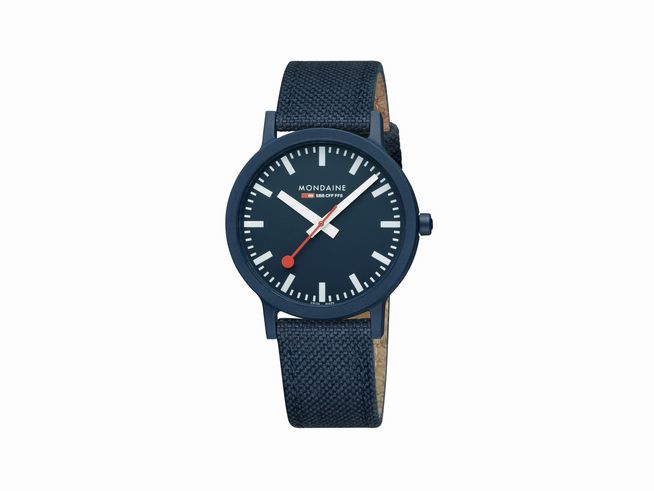 Die Mondaine essence MS1.41140.LD Armbanduhr hat ein schwarzes Ziffernblatt mit weißen Strichen und einem roten Sekundenzeiger, kombiniert mit einem blauen Textilarmband und einem minimalistischen Design.