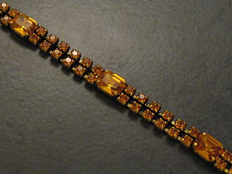 Strass Armband in orange von Juwelier Harnisch, goldfarben, Länge 18,5-21 cm, traumhaftes Design mit schimmernden Kristallen, ideal für eleganten Schmuck.