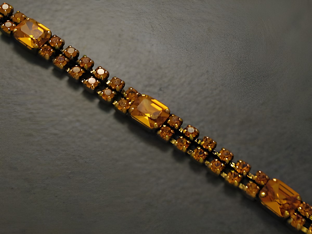 Strass Armband in orange von Juwelier Harnisch, goldfarben, Länge 18,5-21 cm, traumhaftes Design mit schimmernden Kristallen, ideal für eleganten Schmuck.