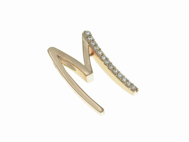 Anhänger aus poliertem Sterling Silber in Form des Buchstabens M, vergoldet in Roségold, verziert mit Zirkonia-Steinen, hergestellt von Juwelier Harnisch.