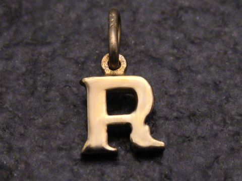 Goldanhänger in 333er Qualität mit dem Buchstaben R, gefertigt von Juwelier Harnisch, elegant und zeitlos, perfekt als persönliches Geschenk oder Schmuckstück für jeden Anlass.