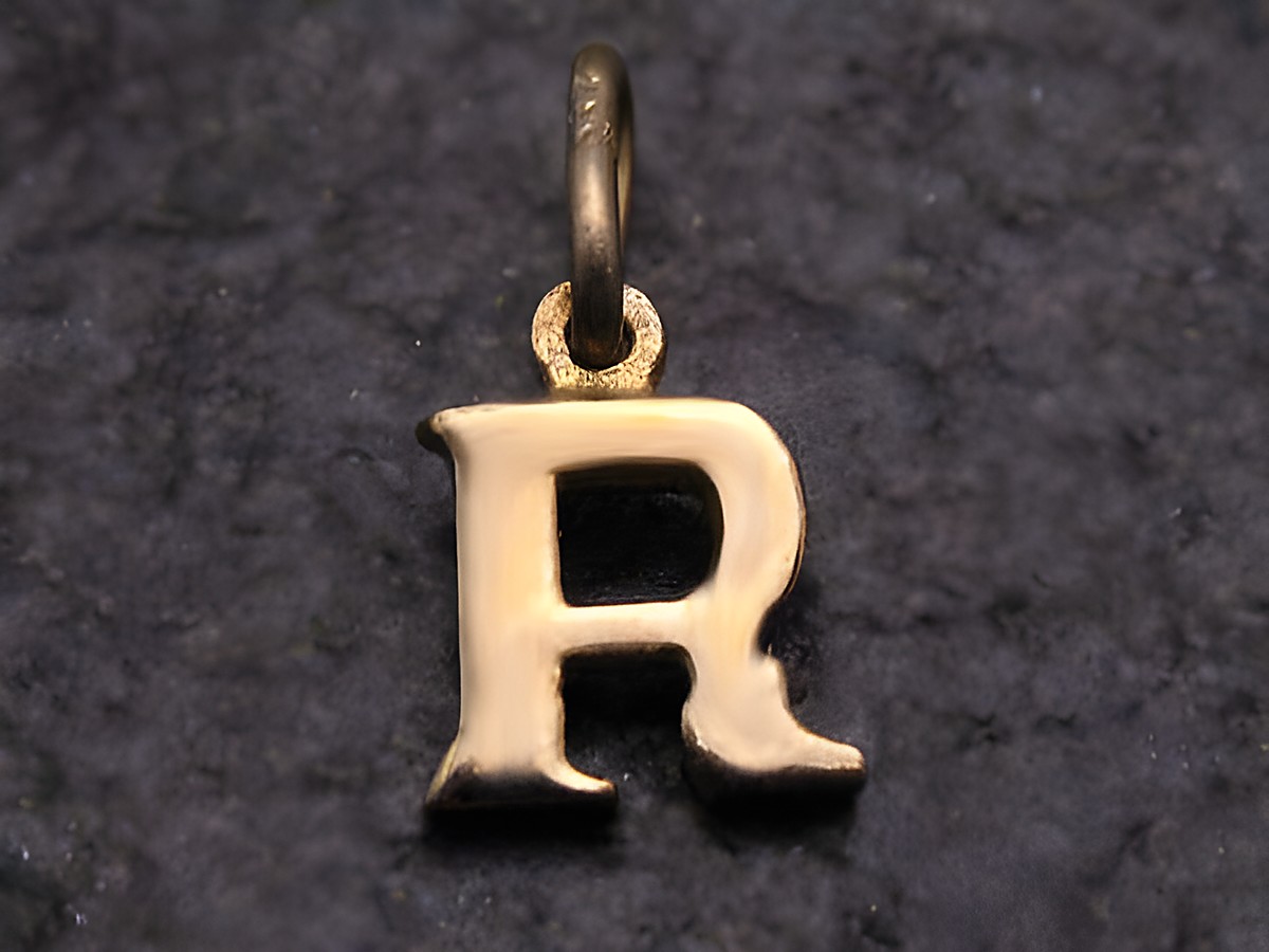 Goldanhänger in 333er Qualität mit dem Buchstaben R, gefertigt von Juwelier Harnisch, elegant und zeitlos, perfekt als persönliches Geschenk oder Schmuckstück für jeden Anlass.
