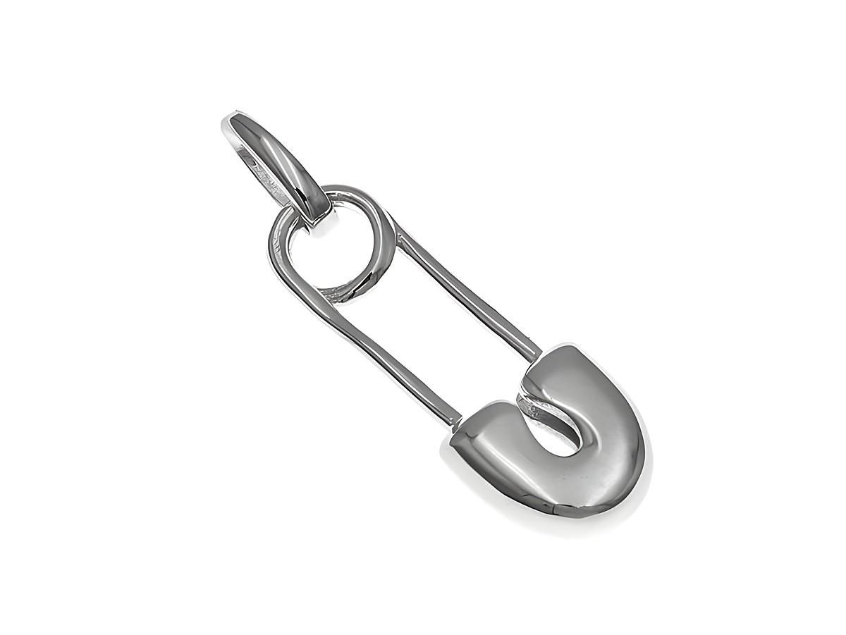 Ein Anhänger aus poliertem rhodiniertem Sterling Silber in Form einer Sicherheitsnadel, hergestellt von Juwelier Harnisch, ideal für diverse Motive.