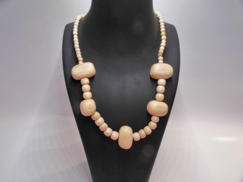 Holzkette aus ovalen Kugeln 26 mm in naturbraun, 60 cm lang, von Juwelier Harnisch, idealer Holzschmuck für jeden Anlass.