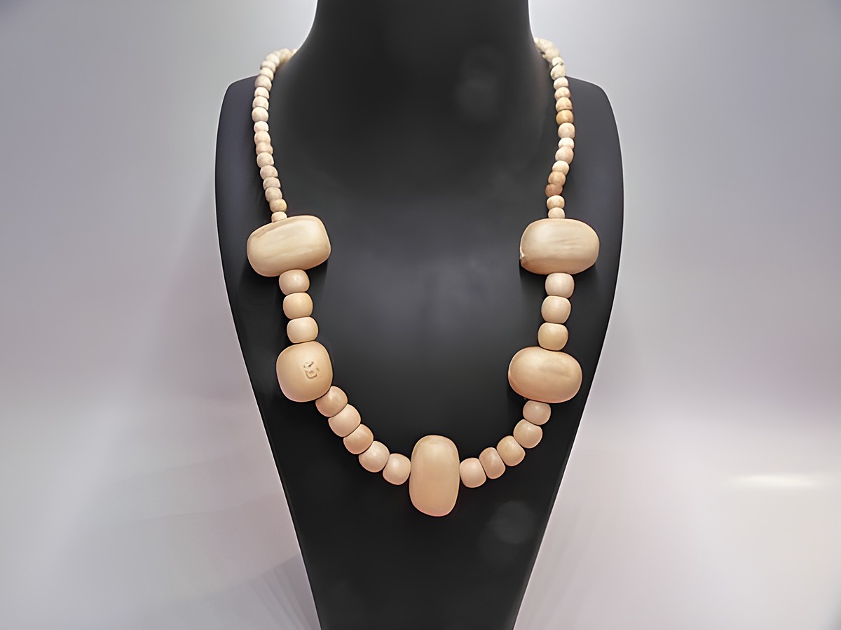 Holzkette aus ovalen Kugeln 26 mm in naturbraun, 60 cm lang, von Juwelier Harnisch, idealer Holzschmuck für jeden Anlass.