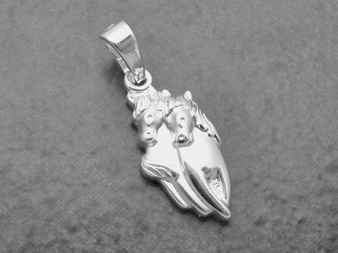 Silber Anhänger mit zwei Pferdeköpfen, tierisch gestaltet und teilmattiert. Hersteller Juwelier Harnisch, ideal für Tierliebhaber und als Schmuckstück.