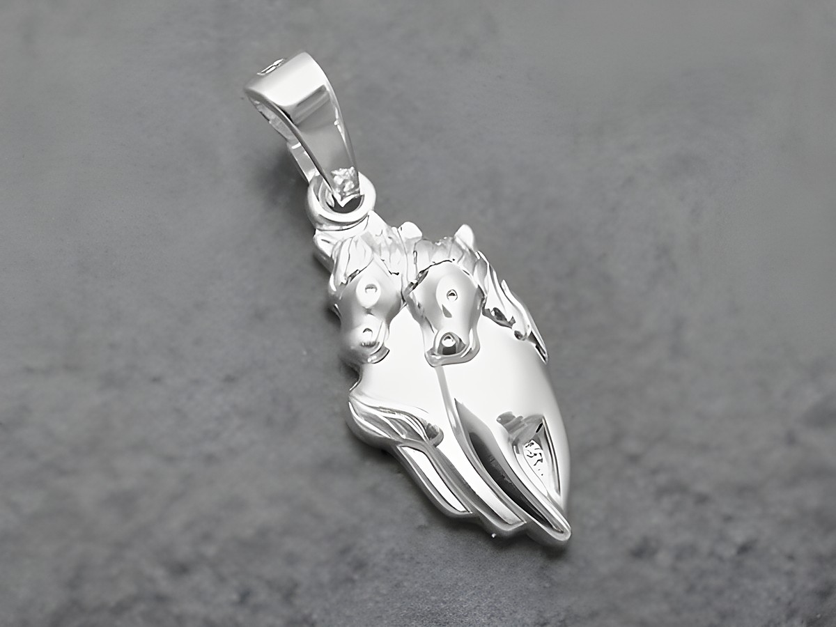 Silber Anhänger mit zwei Pferdeköpfen, tierisch gestaltet und teilmattiert. Hersteller Juwelier Harnisch, ideal für Tierliebhaber und als Schmuckstück.