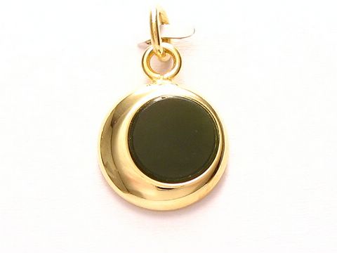 Runder Anhänger aus grüner Jade mit Goldauflage von Juwelier Harnisch, elegant gestaltet, ideal als Schmuckstück für besondere Anlässe.