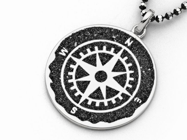 DUR Anhänger Kompassrose aus Sterling Silber zeigt eine stilisierte Kompassrose mit den Himmelsrichtungen N, E, S, W auf schwarzem Hintergrund, perfekt für stilvolle Akzente.