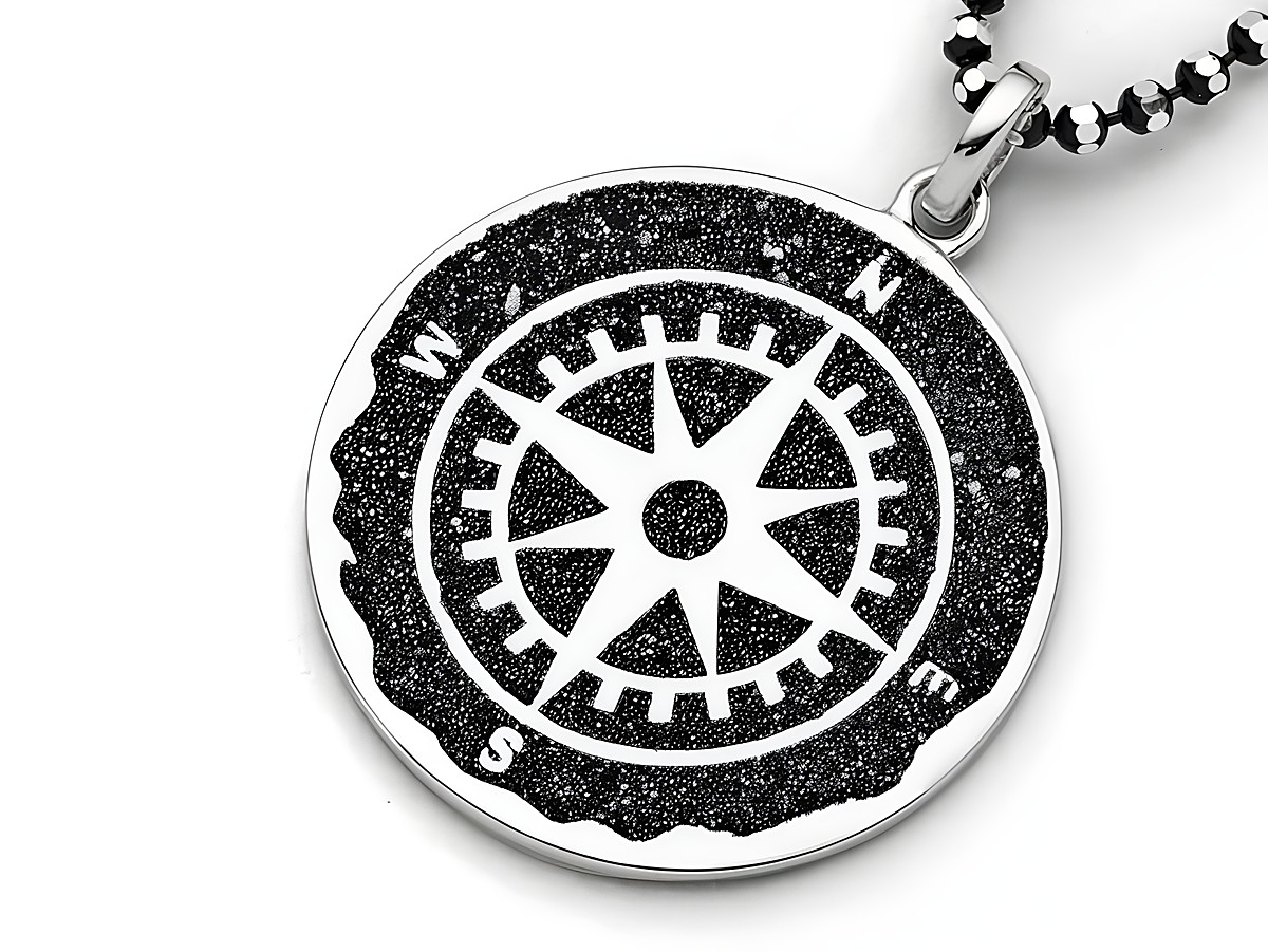 DUR Anhänger Kompassrose aus Sterling Silber zeigt eine stilisierte Kompassrose mit den Himmelsrichtungen N, E, S, W auf schwarzem Hintergrund, perfekt für stilvolle Akzente.