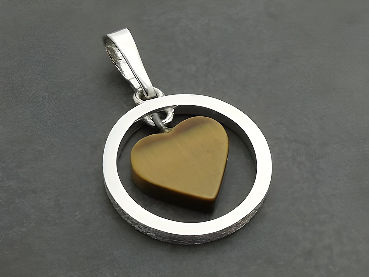Silber Anhänger mit rhodinierten Elementen und einem schwebenden Tigerauge in Herzform, Hersteller Juwelier Harnisch, elegant und zeitlos gestaltet.