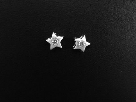 Silber Ohrstecker in Sternform, klassisch und mattiert, verziert mit Zirkonia, ideal für elegante Looks, hergestellt vom Juwelier Harnisch.