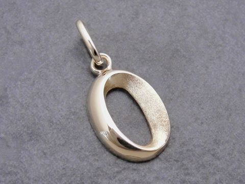 Anhänger in Form des Buchstabens O, teilmattiert, aus Gold 333, Hersteller Juwelier Harnisch, schickes Schmuckstück für individuellen Stil.