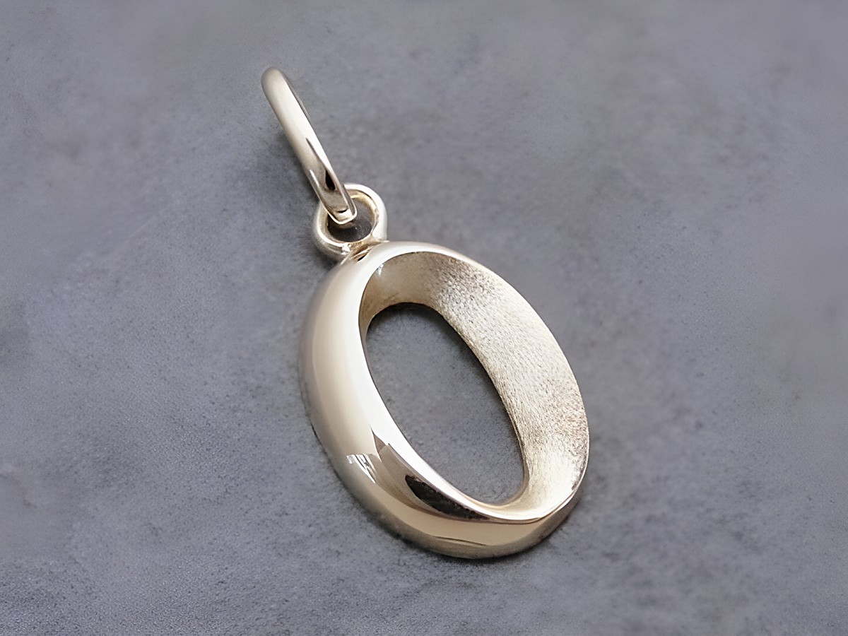 Anhänger in Form des Buchstabens O, teilmattiert, aus Gold 333, Hersteller Juwelier Harnisch, schickes Schmuckstück für individuellen Stil.
