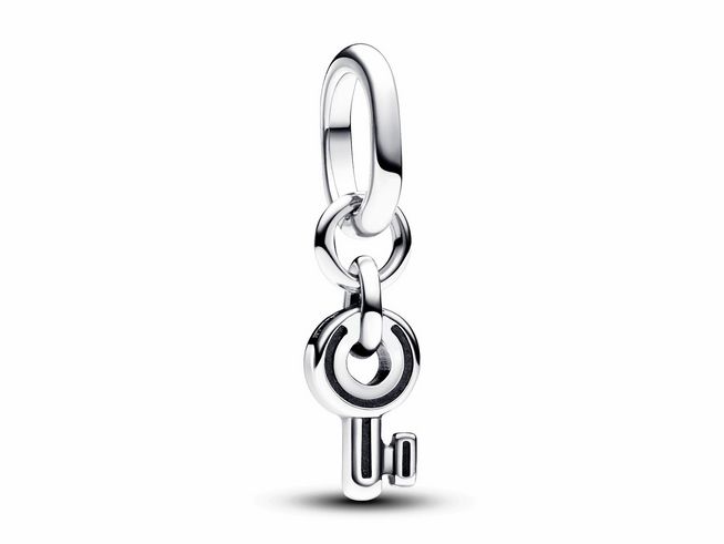 Schlüssel Mini-Charm-Anhänger aus Sterling Silber von Pandora ME, zeigt einen stilvollen Schlüssel mit einer runden Öffnung, ideal für persönliche Armbänder oder als modisches Accessoire.
