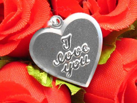 Herz Gravurplatte aus Sterling Silber mit der Gravur I love you, umgeben von roten Rosen, ideal als Geschenk oder Schmuckstück von Juwelier Harnisch.