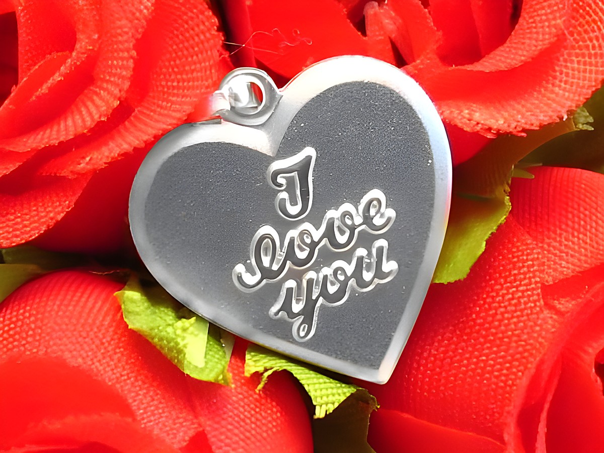 Herz Gravurplatte aus Sterling Silber mit der Gravur I love you, umgeben von roten Rosen, ideal als Geschenk oder Schmuckstück von Juwelier Harnisch.