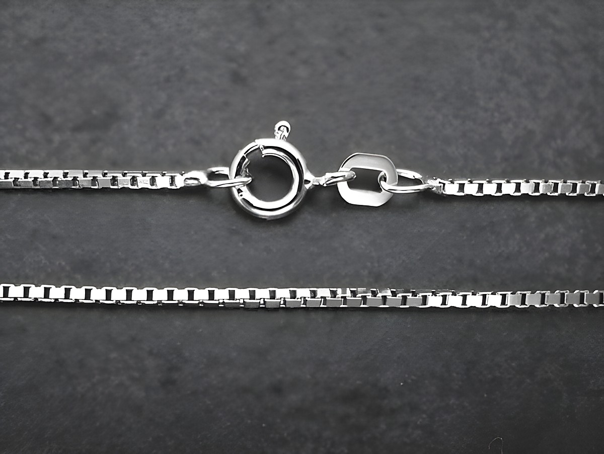 Silberkette 50 cm Veneziakette mit 1,2 mm Stärke aus Sterling Silber, hergestellt von Juwelier Harnisch, mit sicherem Karabinerverschluss, ideal für zeitlosen Schmuck.
