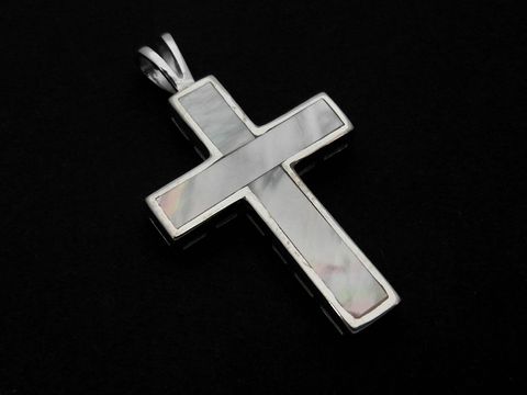 Silber Anhänger Kreuz aus weißem Perlmutt mit Stein, religiös, Hersteller Juwelier Harnisch. Perfekte Ergänzung für Christliche Schmuckkollektion.