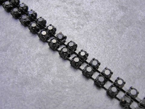 Schwarzes Strass Armband von Juwelier Harnisch, modern gestaltet, mit funkelndem Strassschmuck, Länge 18 cm, in schwarzer Fassung, ideal für elegante Anlässe.