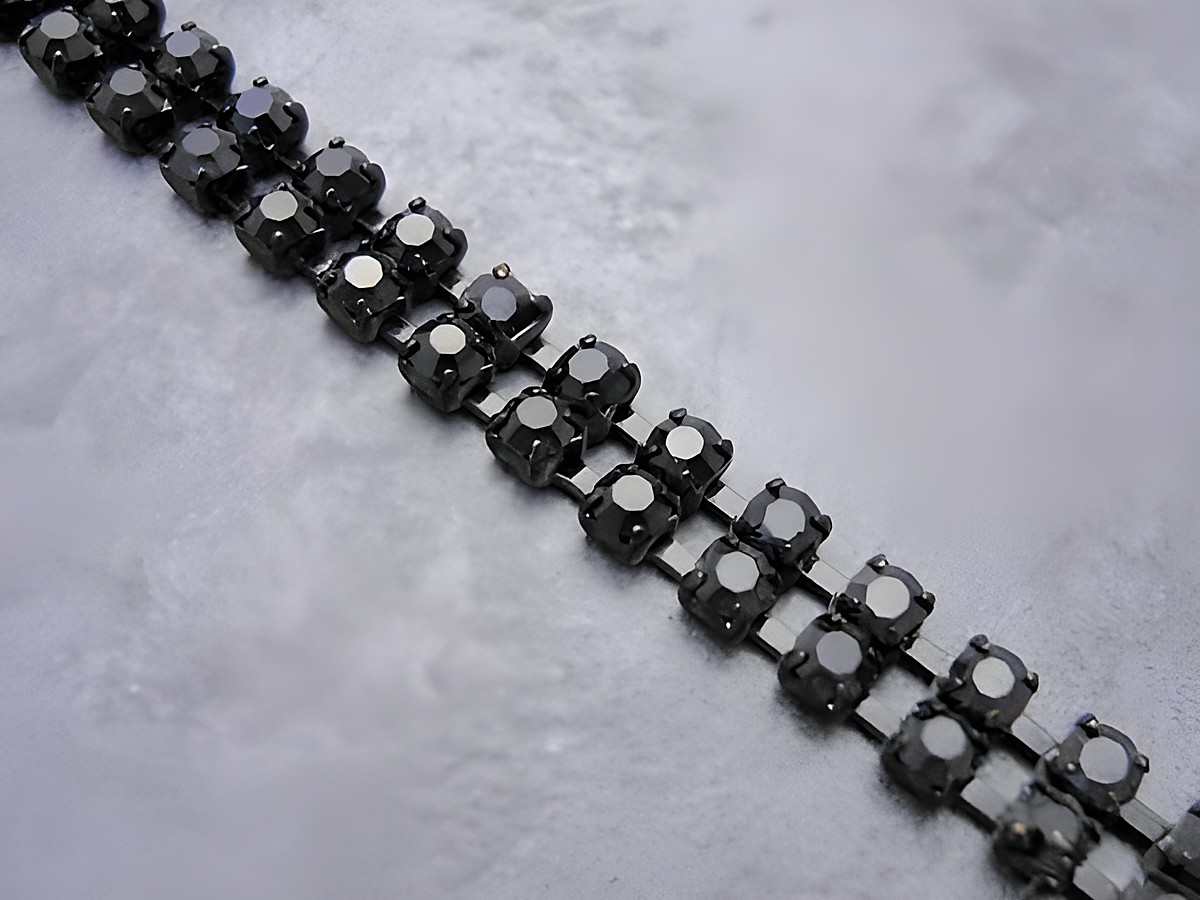 Schwarzes Strass Armband von Juwelier Harnisch, modern gestaltet, mit funkelndem Strassschmuck, Länge 18 cm, in schwarzer Fassung, ideal für elegante Anlässe.