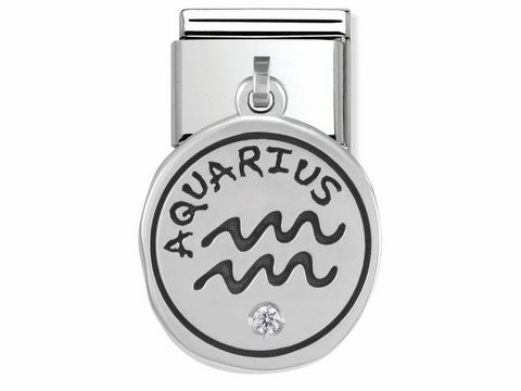 Wassermann Charm von Nomination aus Silber mit eingravierten Wellen und dem Wort Aquarius, verziert mit einem klaren Stein, symbolisch für das Sternzeichen Wassermann.