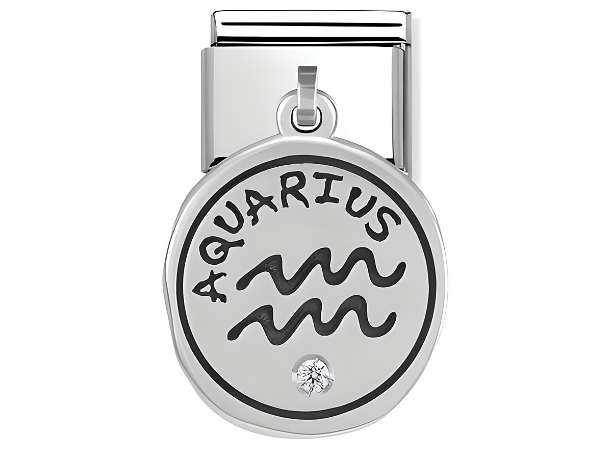 Wassermann Charm von Nomination aus Silber mit eingravierten Wellen und dem Wort Aquarius, verziert mit einem klaren Stein, symbolisch für das Sternzeichen Wassermann.
