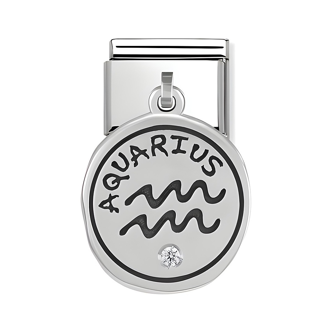 Wassermann Charm von Nomination aus Silber mit eingravierten Wellen und dem Wort Aquarius, verziert mit einem klaren Stein, symbolisch für das Sternzeichen Wassermann.
