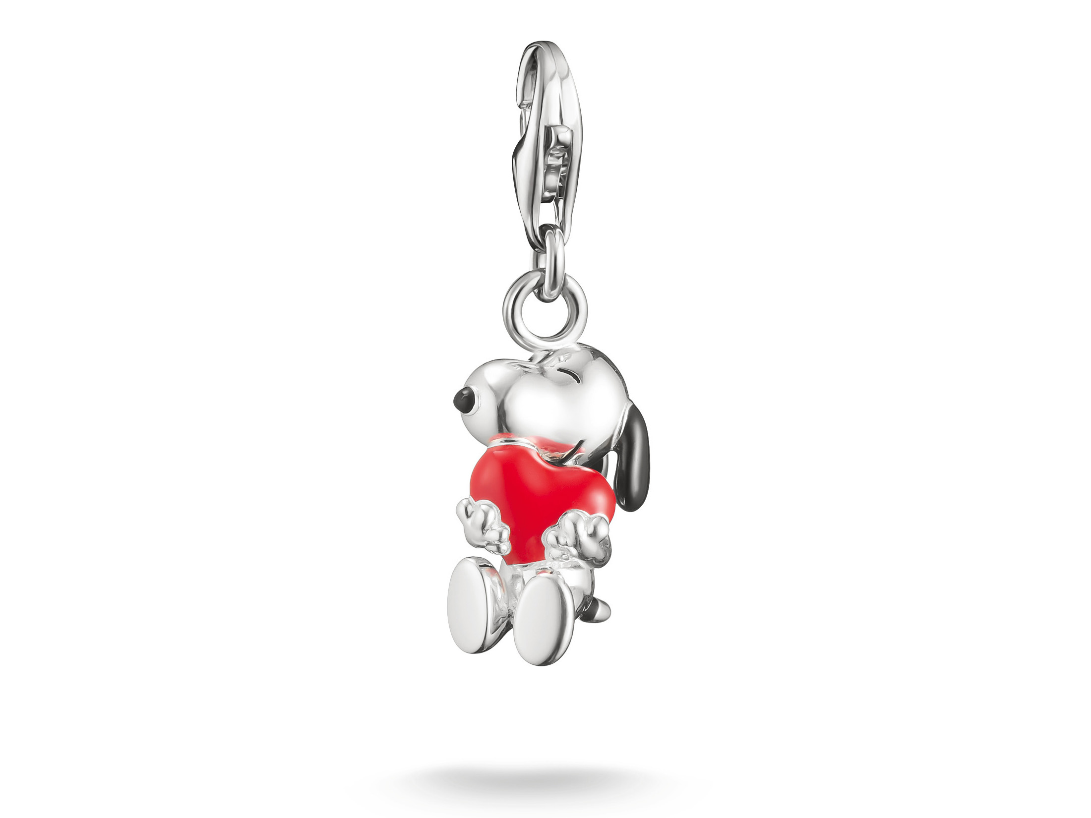 Charm in Form von Snoopy, sitzend und mit rotem Herzen in den Händen, aus Sterling Silber, ideal für eine charmante Schmuckkollektion von Thomas Sabo oder Pandora.