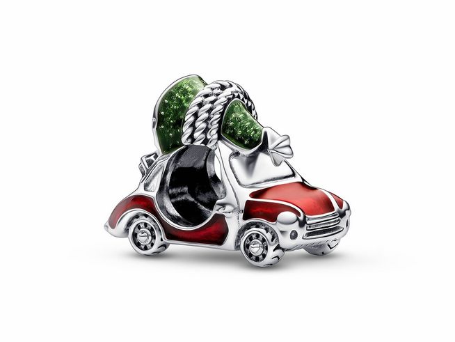 Pandora Auto mit Tannenbaum aus Sterling Silber und Emaille, zeigt ein rotes Auto mit einem grünen Weihnachtsbaum auf dem Dach, ideal für festliche Anlässe und Schmuckliebhaber.