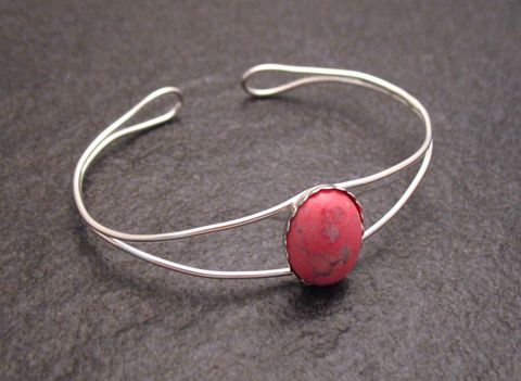 Howlith Cabochon Sterling Silber Armreifen mit einem ovalen, roten Stein, feines Design mit zwei silbernen Drähten, Umfang 17 cm, Hersteller Juwelier Harnisch.