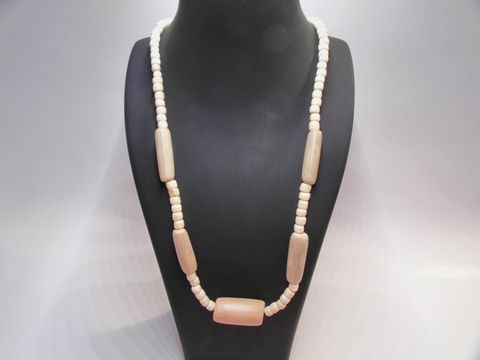 Holzkette aus Zylinderformen in naturbraun mit einem Durchmesser von 32 mm und einer Länge von 60 cm, hergestellt von Juwelier Harnisch, idealer Holz Schmuck.