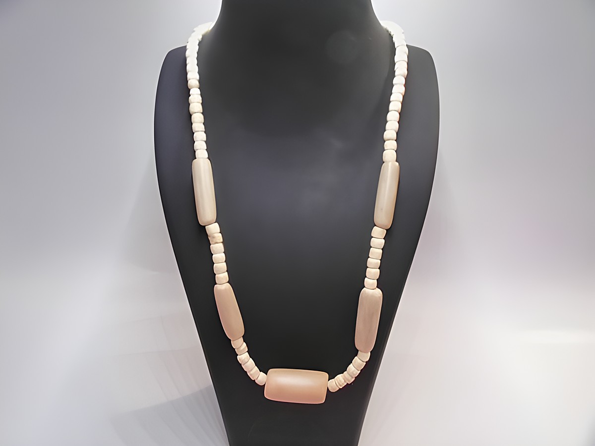 Holzkette aus Zylinderformen in naturbraun mit einem Durchmesser von 32 mm und einer Länge von 60 cm, hergestellt von Juwelier Harnisch, idealer Holz Schmuck.