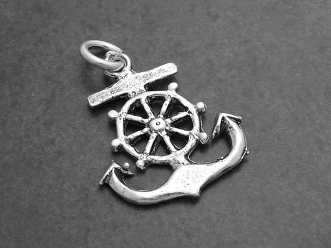 Ein Ruderanker aus 925 Sterling Silber mit einem Schiffsrad, elegant gestaltet und ideal für maritim inspirierte Schmuckstücke, hergestellt von Juwelier Harnisch.