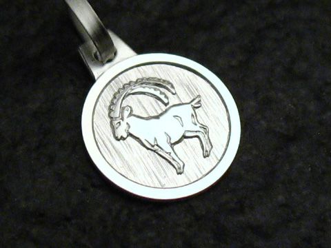 39644-0 Steinbock Anhänger aus Sterling Silber mit stilisiertem Steinbock-Motiv, hergestellt von Juwelier Harnisch, ideal für Sternzeichen-Liebhaber.