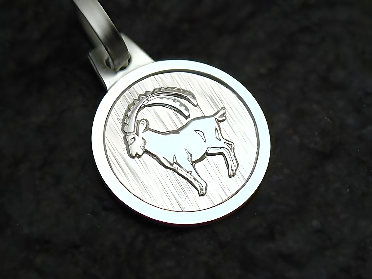 Steinbock Anhänger aus Sterling Silber mit stilisiertem Steinbock-Motiv, hergestellt von Juwelier Harnisch, ideal für Sternzeichen-Liebhaber.