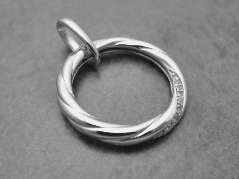 Ein eleganter Anhänger aus rhodiniertem Sterling Silber in Form eines schlichten Rings mit einer gedrehten Oberfläche und Zirkonia-Steinen, ideal für verschiedene Schmuckdesigns.