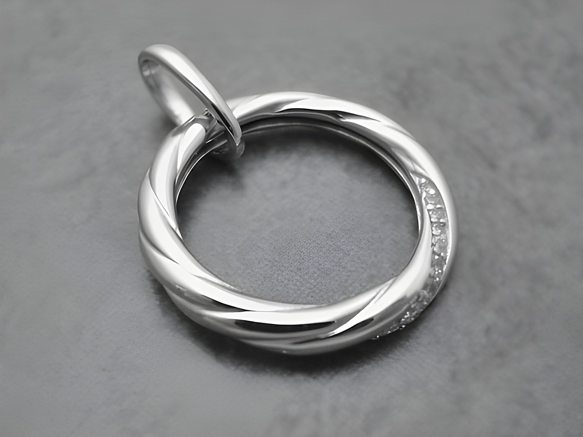 Ein eleganter Anhänger aus rhodiniertem Sterling Silber in Form eines schlichten Rings mit einer gedrehten Oberfläche und Zirkonia-Steinen, ideal für verschiedene Schmuckdesigns.