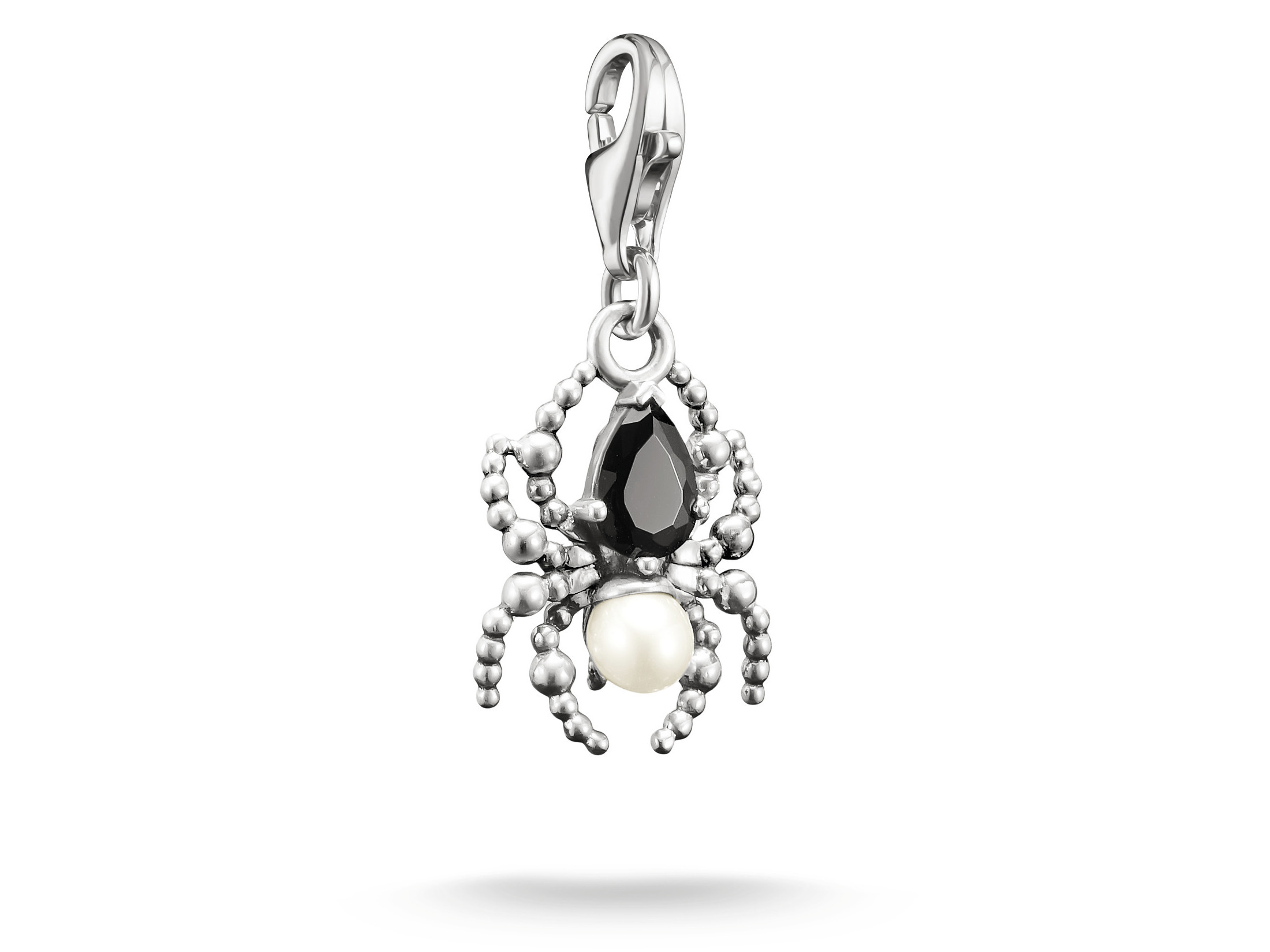 Charm in Form einer Spinne mit silbernem Design, schwarzem Stein und perlenähnlichem Detail, elegant und detailreich, ideal für persönliche Schmuckstücke von Thomas Sabo und Pandora.